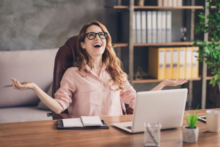 Productivité au travail femme contente